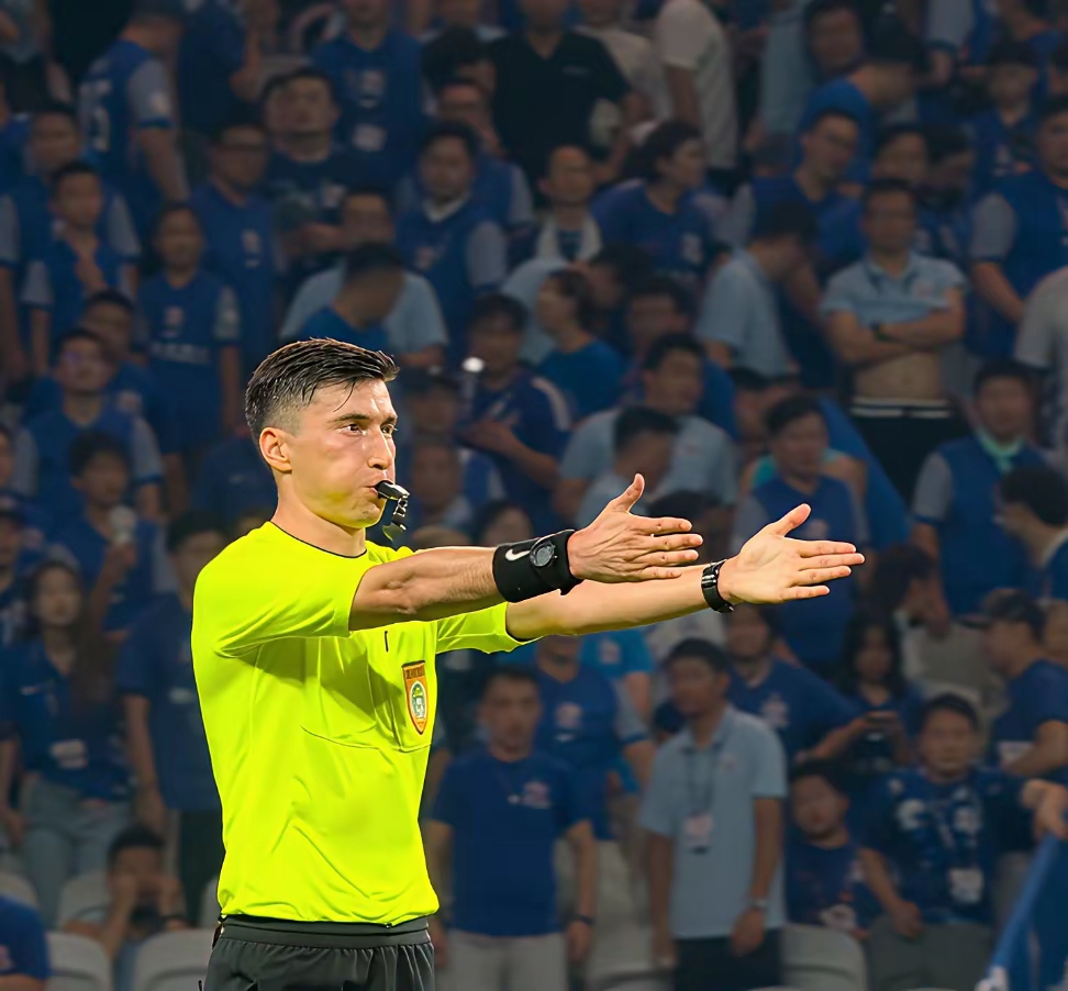 熊猫娱乐网页版 -包含赛地聚焦：足总杯清晨热度飙升，山东泰山回应争议，质疑声仍在，轮换策略成焦点的词条